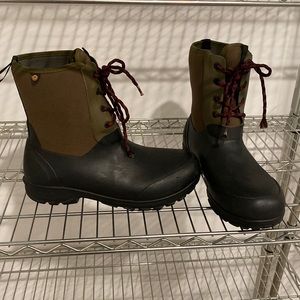 Bogs Mens waterproof boots army green and black size 10